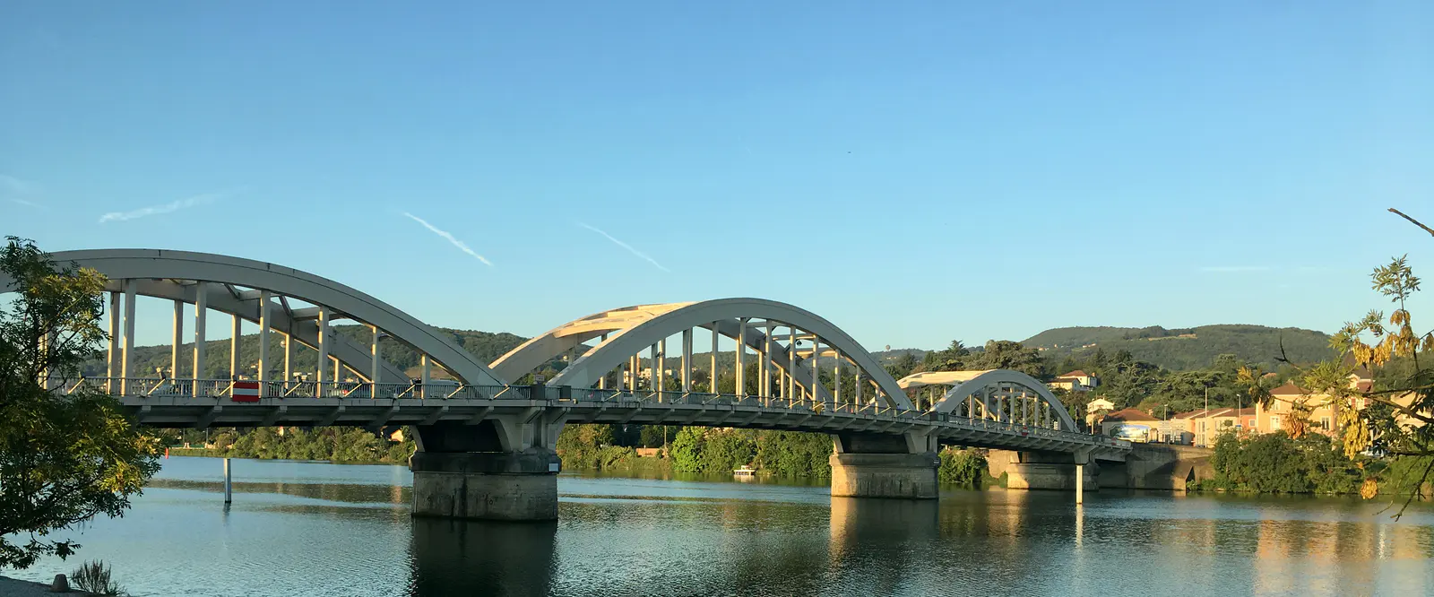 Le pont de Neuville-sur-Saône et la Saône dans la lumière du matin